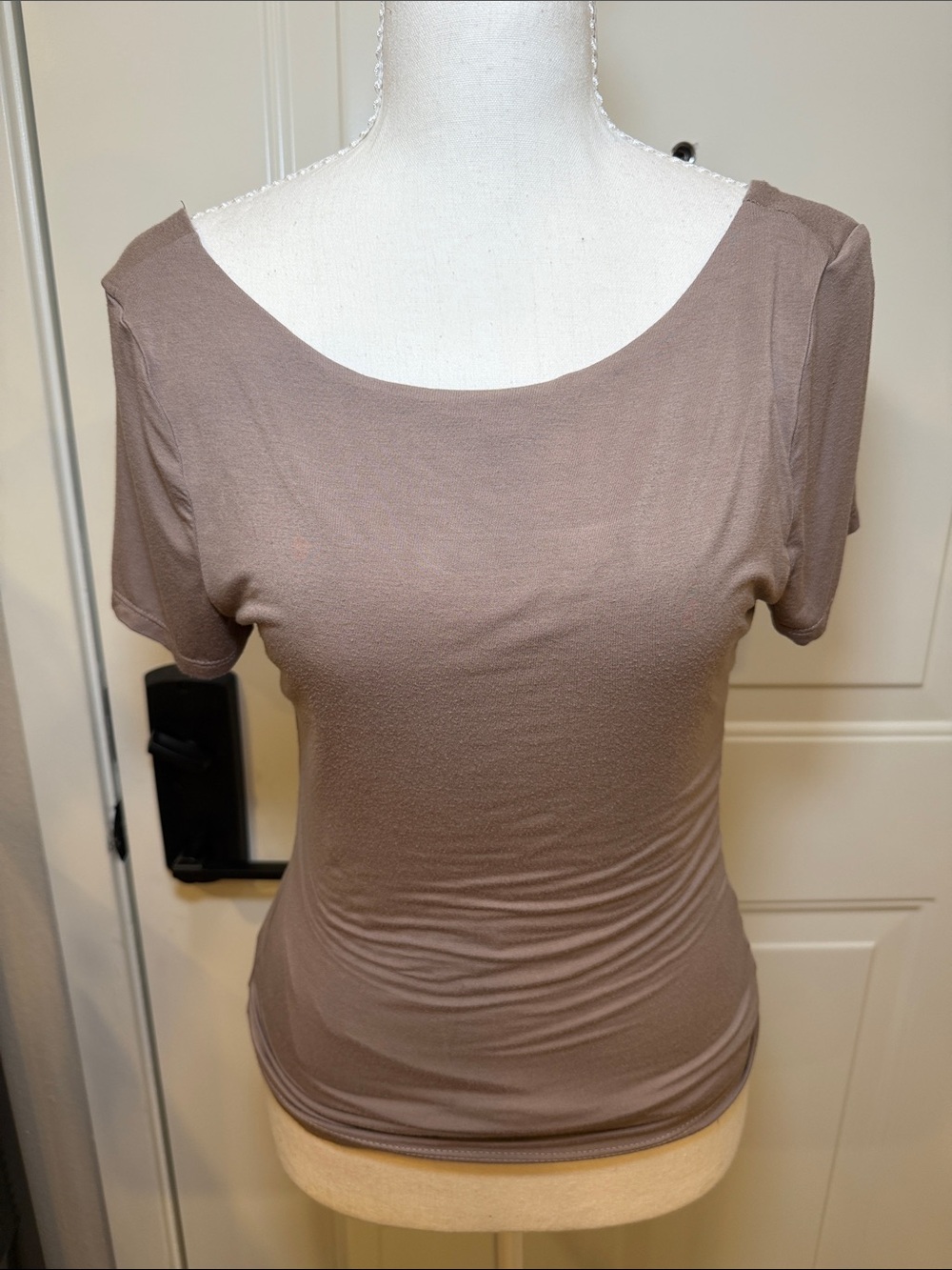 Women’s Scoop Neck Short Sleeve Top in Taupe
